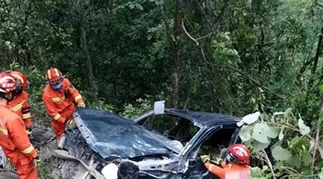 开云-扫墓发生惨案！2人当场死亡，现场惨不忍睹，原因曝光，网友炸锅